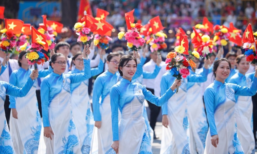 Chùm ảnh: Quần chúng, nhân dân tham gia diễu hành kỷ niệm 50 năm thống nhất đất nước