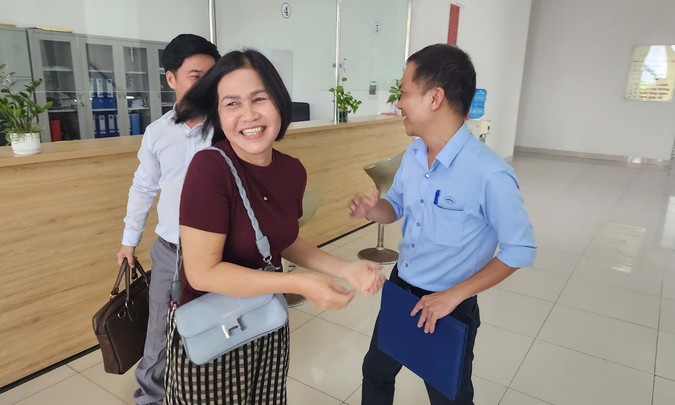Chủ nhân tờ vé số trúng giải đặc biệt bị rách nhận tiền trúng thưởng