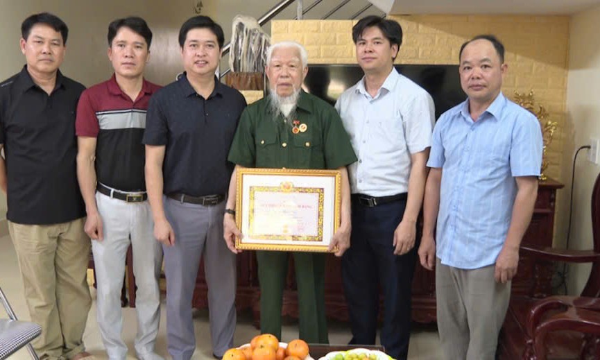 681 đảng viên được trao tặng, truy tặng Huy hiệu Đảng