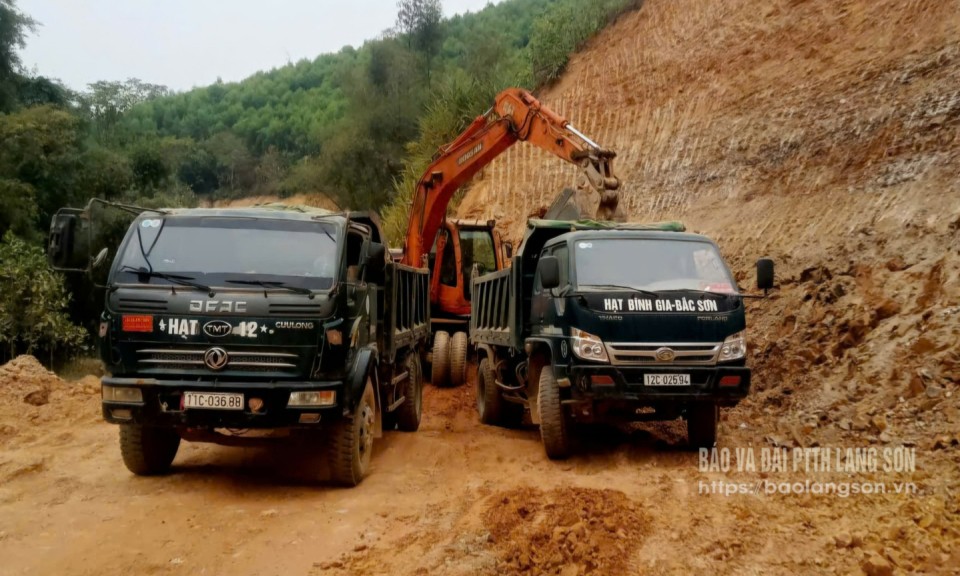 Tăng tốc khắc phục sạt lở giao thông  