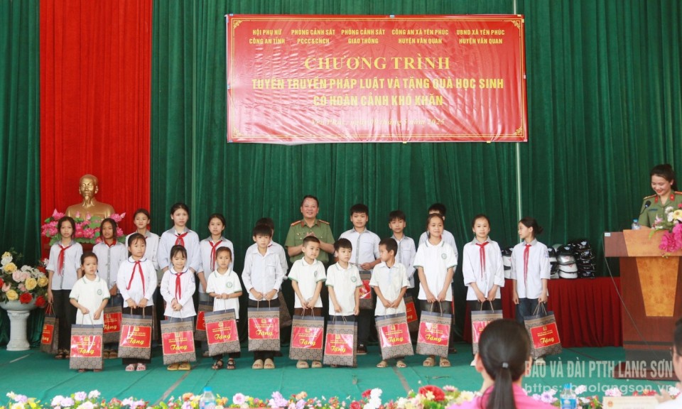 Công an tỉnh tuyên truyền pháp luật và tặng quà học sinh có hoàn cảnh khó khăn tại xã Yên Phúc, huyện