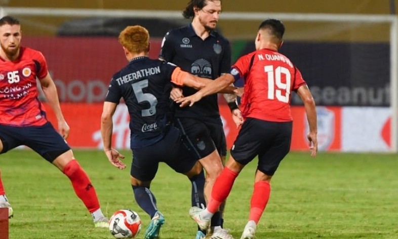 Nguyễn Quang Hải trả đũa 'vua cùi chỏ' Theerathon Bunmathan