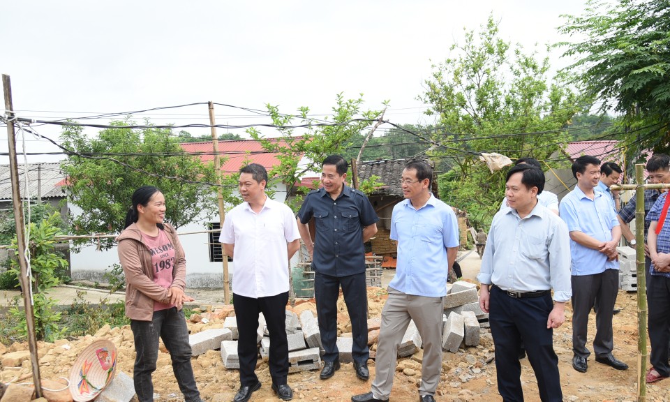 Lãnh đạo UBND tỉnh kiểm tra tình hình thực hiện chương trình xóa nhà tạm, nhà dột nát tại huyện Văn Lãng