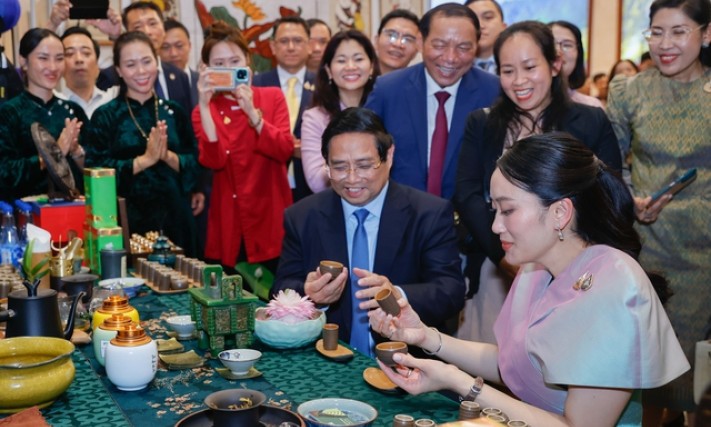 Thủ tướng Phạm Minh Chính cùng Thủ tướng Thái Lan tham quan triển lãm sản phẩm thủ công mỹ nghệ Việt