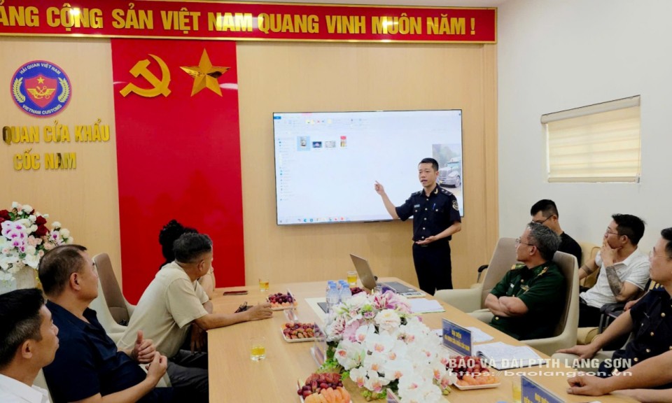 Hải quan cửa khẩu Cốc Nam đối thoại với doanh nghiệp xuất nhập khẩu: Trao đổi, tháo gỡ những vướng mắc