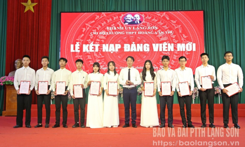 Chi bộ Trường THPT Hoàng Văn Thụ kết nạp 11 đảng viên tuổi 18