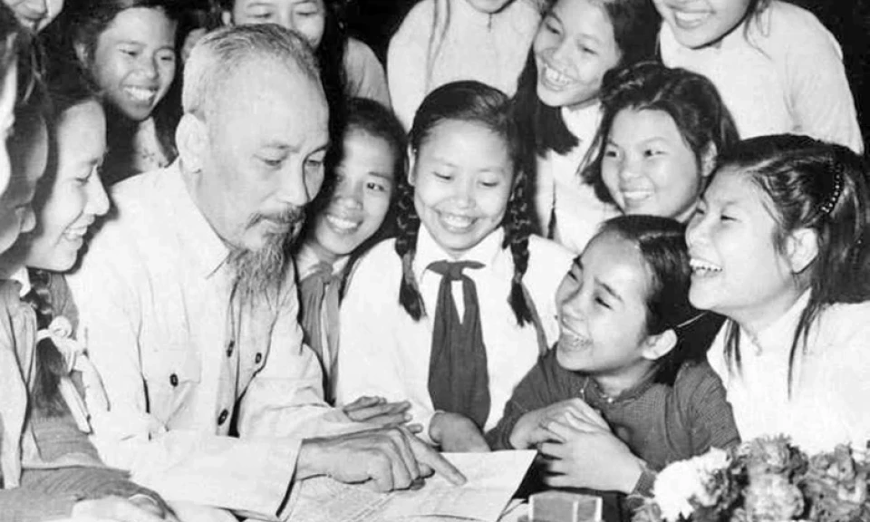 [Ảnh] Bác Hồ dành muôn vàn tình yêu thương cho thiếu nhi Việt Nam