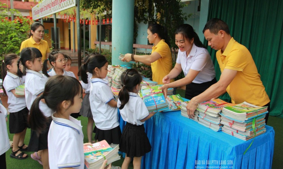 Góp sách gieo tri thức