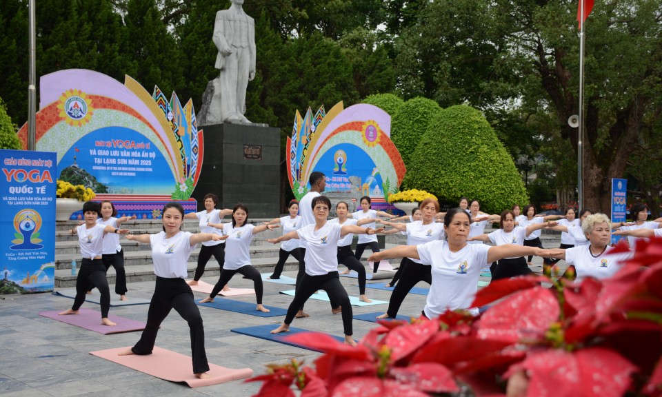 Trải nghiệm và trình diễn yoga tại thành phố Lạng Sơn