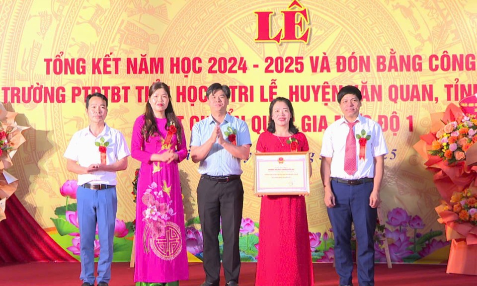 Trường Phổ thông dân tộc bán trú Tiểu học 2 Tri Lễ đón bằng công nhận trường đạt chuẩn quốc gia mức độ