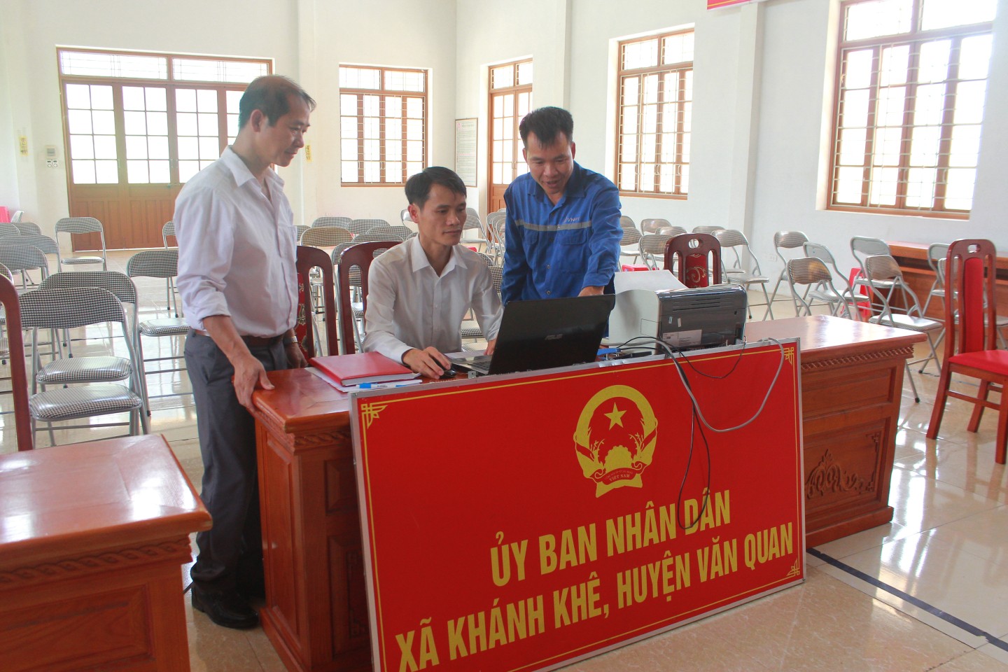 Trong 2 ngày vận hành thử nghiệm mô hình chính quyền địa phương hai cấp VNPT Lạng Sơn đã bố trí 2 nhân viên trực tiếp có mặt tại mỗi xã, phường và các nhân viên viễn thông hỗ trợ từ xa để hỗ trợ toàn diện về dịch vụ viễn thông, đường truyền và dịch vụ công trực tuyến khi vận hành thử nghiệm. Hình ảnh này ghi lại khoảnh khắc cán bộ VNPT huyện Văn Quan đang phối hợp, hướng dẫn cán bộ sử dụng và khai thác hiệu quả phần mềm dịch vụ công trực tuyến tại UBND xã Khánh Khê. 