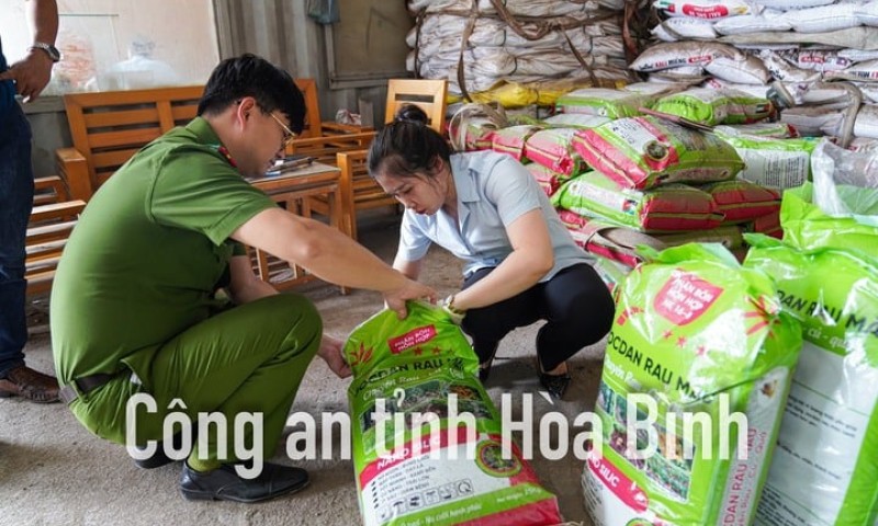 Thu giữ gần 250.000 tấn phân bón không rõ nguồn gốc tại Hòa Bình