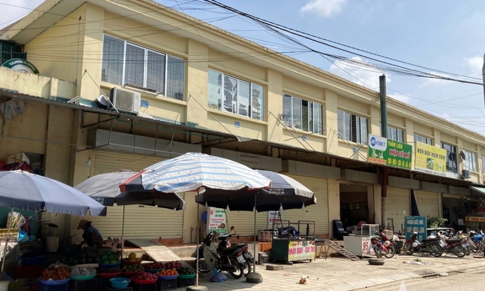- Bài 1: Làn sóng... đóng cửa