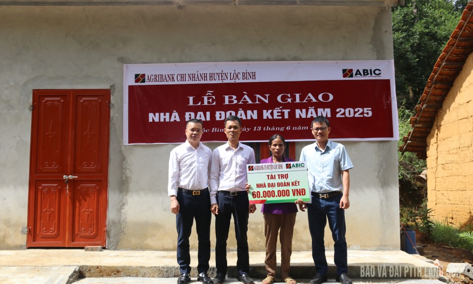Bàn giao nhà đại đoàn kết cho hộ nghèo tại xã Tú Đoạn, huyện Lộc Bình