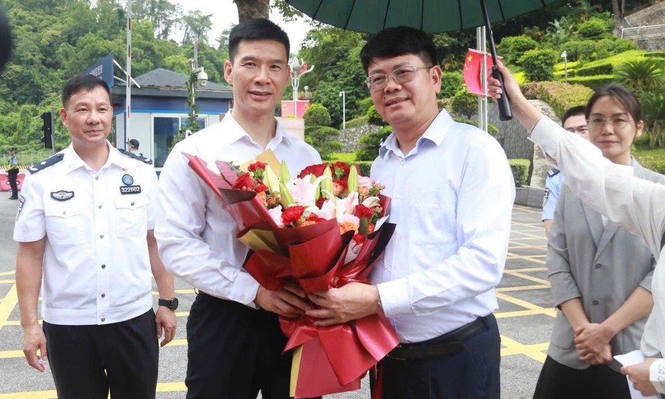 Tiễn đoàn công tác của Bộ Tư pháp sang Trung Quốc tham dự Hội nghị tư pháp các tỉnh có chung đường biên