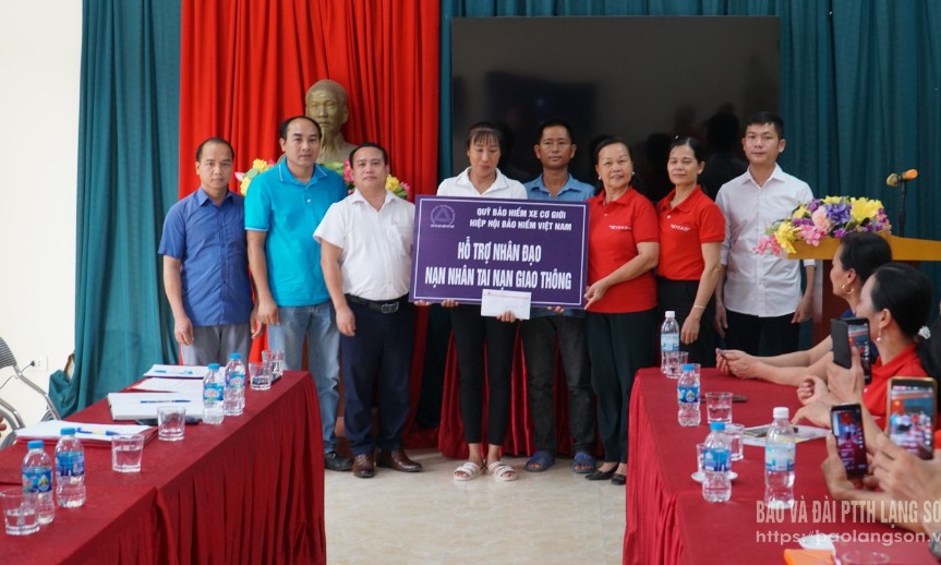 Trao hỗ trợ gia đình nạn nhân tử vong do tai nạn giao thông