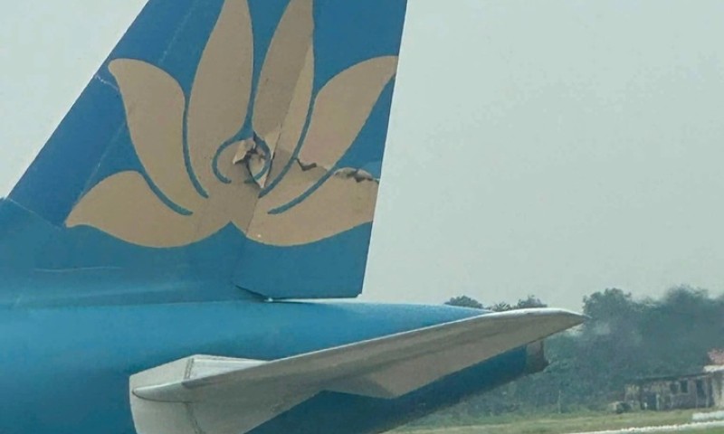 Di chuyển tại sân bay Nội Bài, hai máy bay Vietnam Airlines va quệt