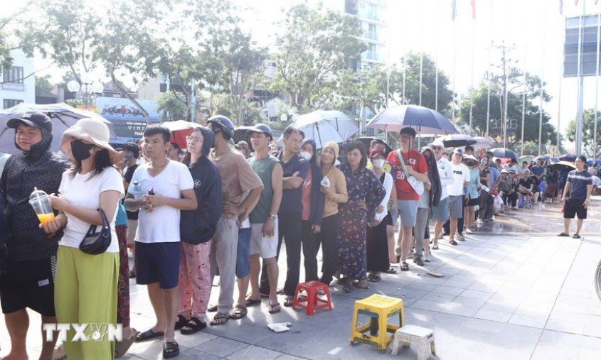 Người dân xếp hàng dài mua vé xem chung kết bóng chuyền nữ VTV Cup 2025