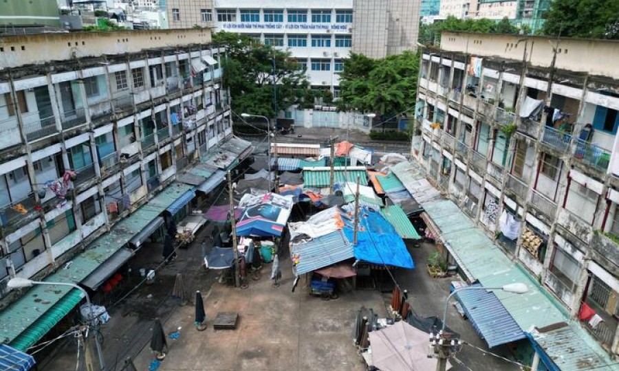 'Mắc kẹt' trong chung cư cũ đầy rẫy hiểm nguy