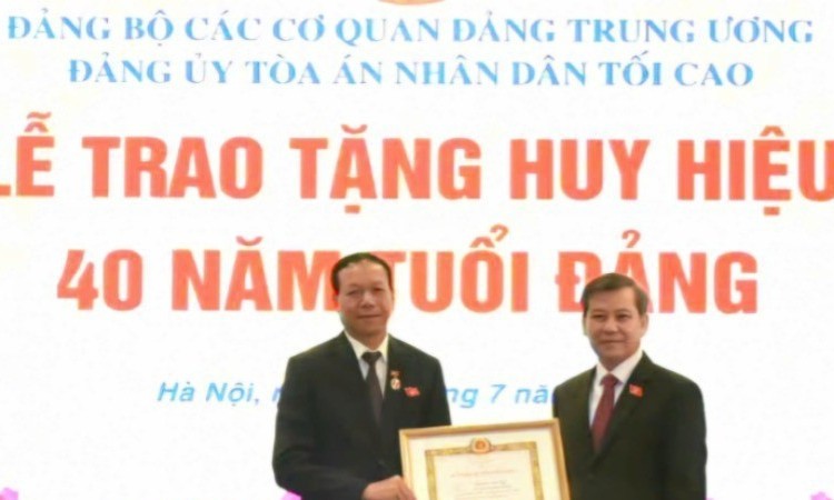 Trao tặng Huy hiệu 40 năm tuổi Đảng cho Phó Chánh án Thường trực Tòa án nhân dân tối cao