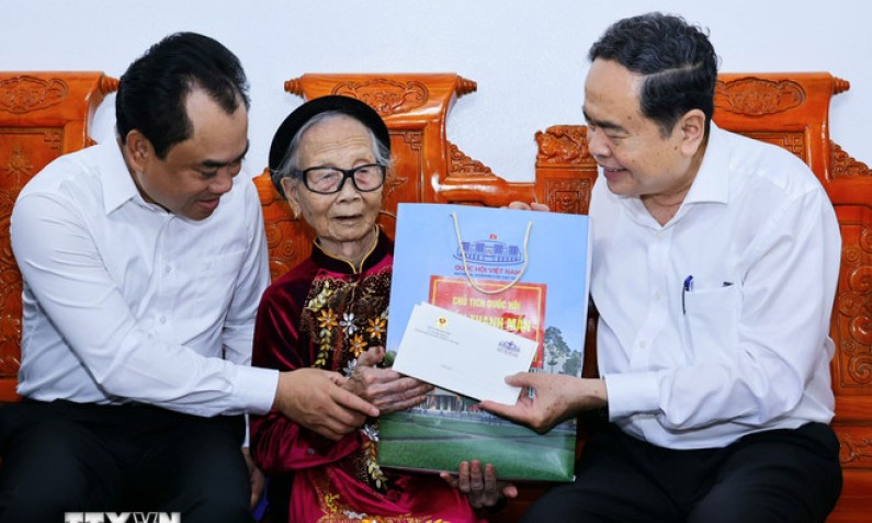 Chủ tịch Quốc hội Trần Thanh Mẫn thăm Mẹ Việt Nam Anh hùng Tạ Thị Trần