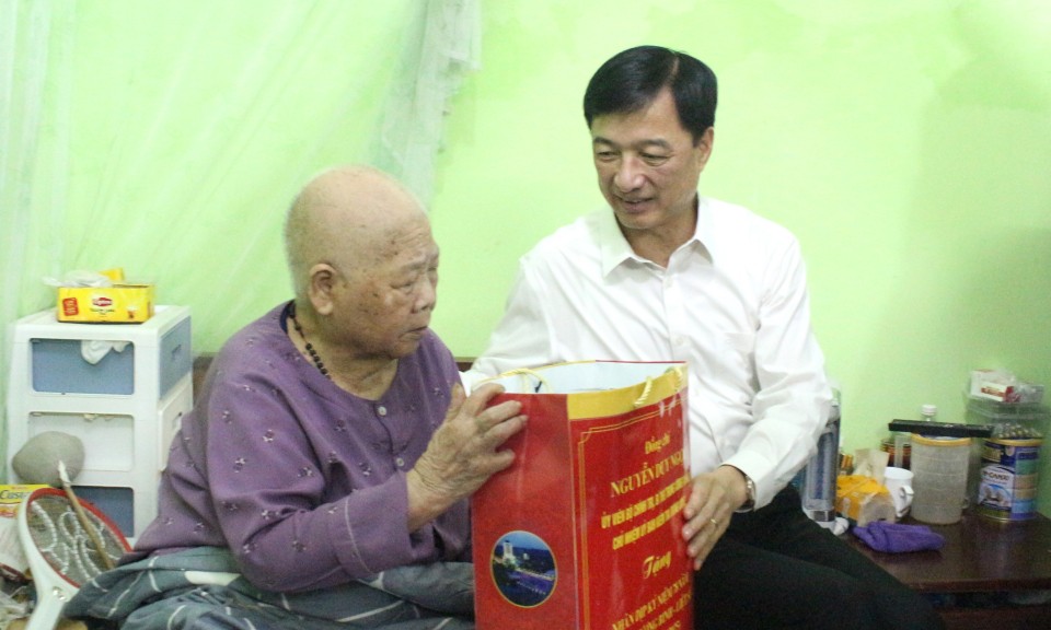 Đoàn công tác của Trung ương thăm, tặng quà gia đình người có công trên địa bàn tỉnh