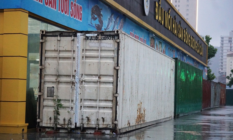 Người dân Quảng Ninh thuê dàn container, xe tải chặn trước cửa ứng phó bão Wipha
