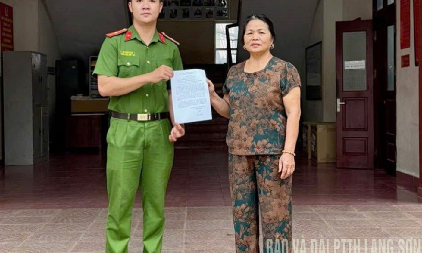 Công an xã hỗ trợ người dân nhận lại 305 triệu đồng do chuyển khoản nhầm
