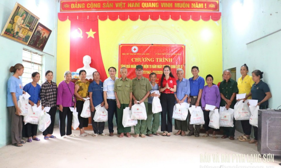 Hội Chữ thập đỏ tỉnh tặng 100 suất quà cho gia đình chính sách tại xã Nhất Hòa