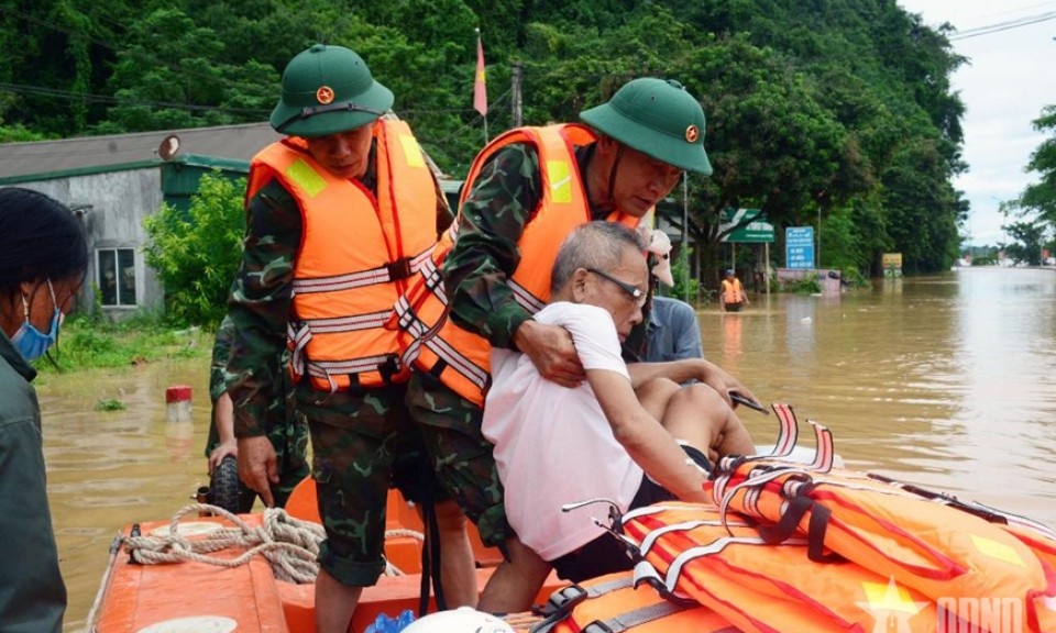 Quân khu 4 huy động 3.000 cán bộ, chiến sĩ ứng phó lũ lụt tại phía Tây Nghệ An