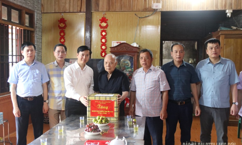Lãnh đạo Ủy ban Mặt trận Tổ quốc tỉnh thăm, tặng quà gia đình chính sách, người có công tại xã Bình Gia