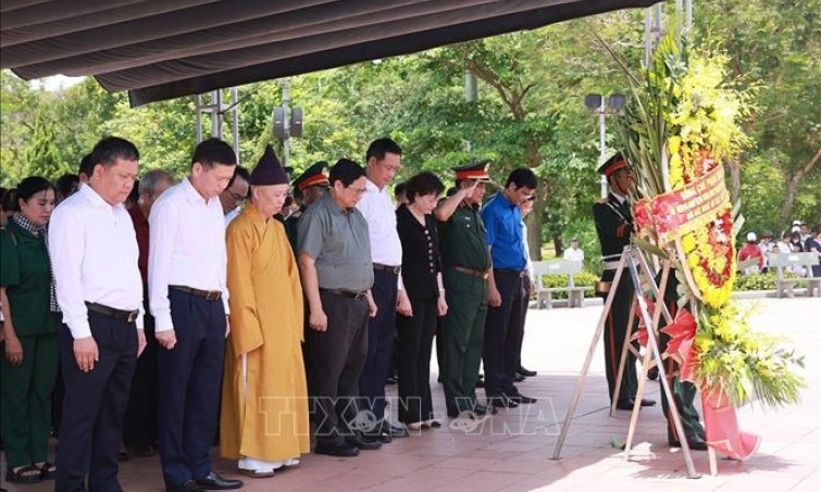 Thủ tướng Phạm Minh Chính tri ân các lãnh đạo tiền bối và người có công với cách mạng tại Quảng Trị và