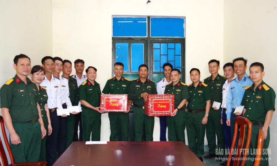 Đoàn công tác Bộ Chỉ huy quân sự tỉnh Lạng Sơn thăm, động viên, tặng quà lực lượng diễu binh, diễu hành 