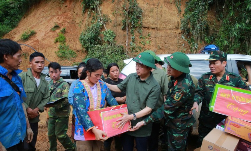 Phó Thủ tướng Trần Hồng Hà thăm hỏi, động viên người dân bị thiệt hại do lũ quét, sạt lở đất tại Điện