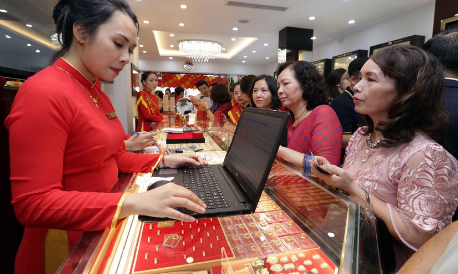 Giá vàng SJC lên ngưỡng 124 triệu đồng, tỷ giá trung tâm quay đầu giảm