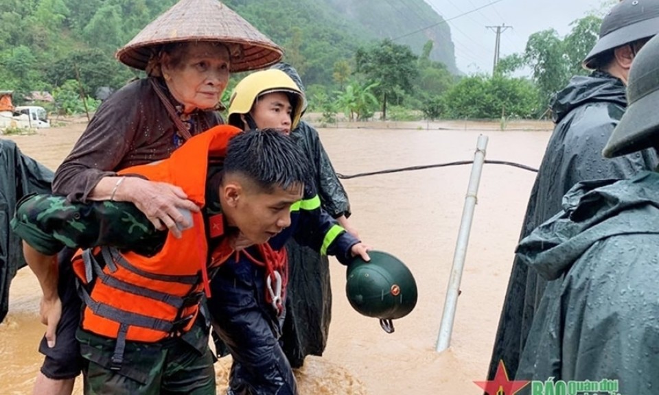 Quân đội chủ động ứng phó áp thấp nhiệt đới trên Biển Đông