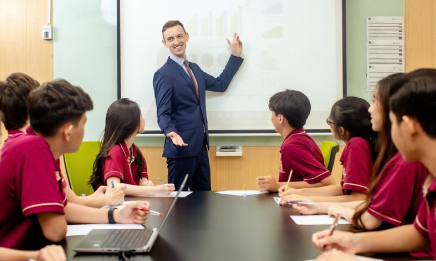 Từ 25/9 áp dụng quy định mới về dạy và học bằng tiếng nước ngoài