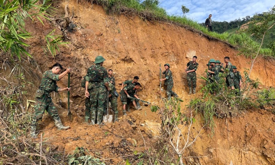 Bộ đội Trung đoàn 82 băng rừng, lội suối mở đường vào bản giúp dân