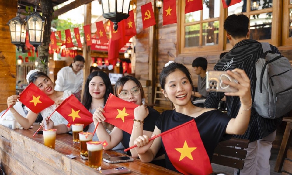 Giới trẻ hòa chung không khí ngày hội non sông