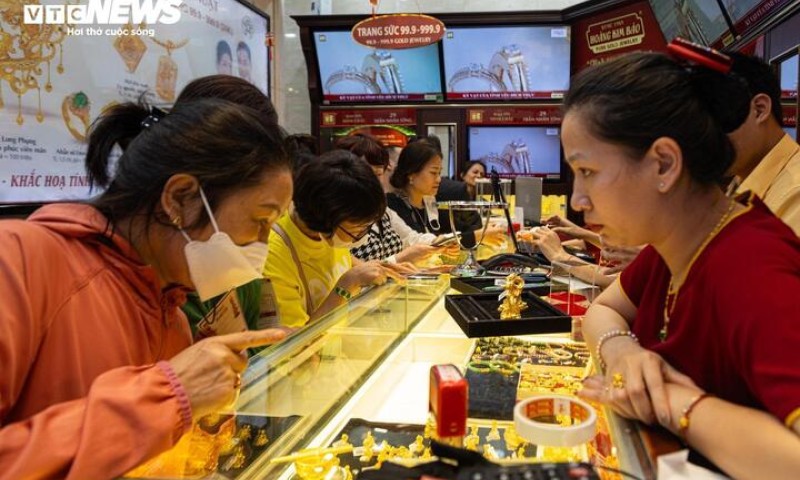 Liên tục lập kỷ lục, giá vàng còn leo thang đến khi nào?