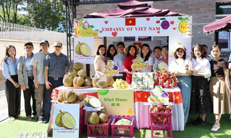 "Hàng Việt Nam" hút khách tại Lễ hội sầu riêng ASEAN-Trung Quốc