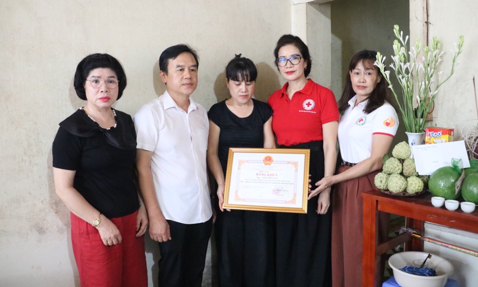 Truy tặng bằng khen của Chủ tịch UBND tỉnh cho người hiến tạng