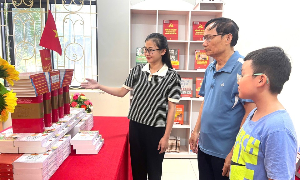 Trưng bày tài liệu chào mừng kỷ niệm 80 năm Cách mạng Tháng Tám và Quốc khánh 2/9