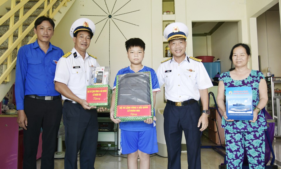 Lữ đoàn 955 đỡ đầu con ngư dân