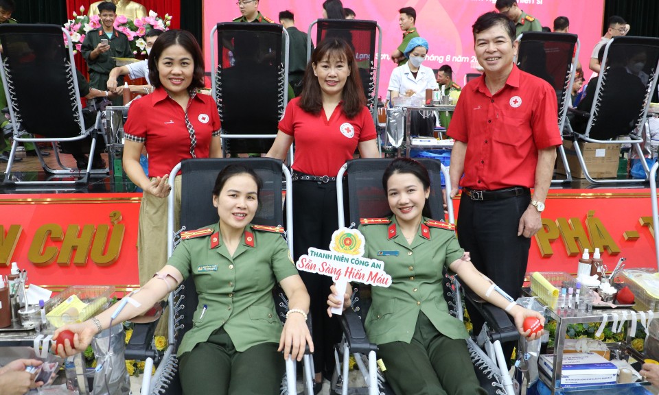 Khan hiếm giọt hồng thắm cứu người
