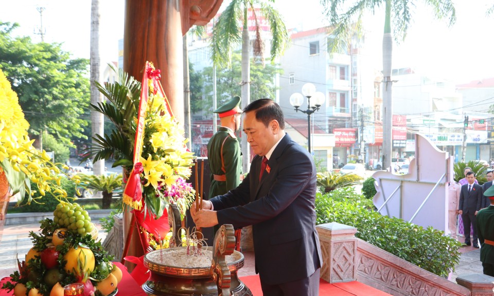 Đoàn đại biểu Đảng bộ UBND tỉnh dâng hương tại khuôn viên lưu niệm Chủ tịch Hồ Chí Minh