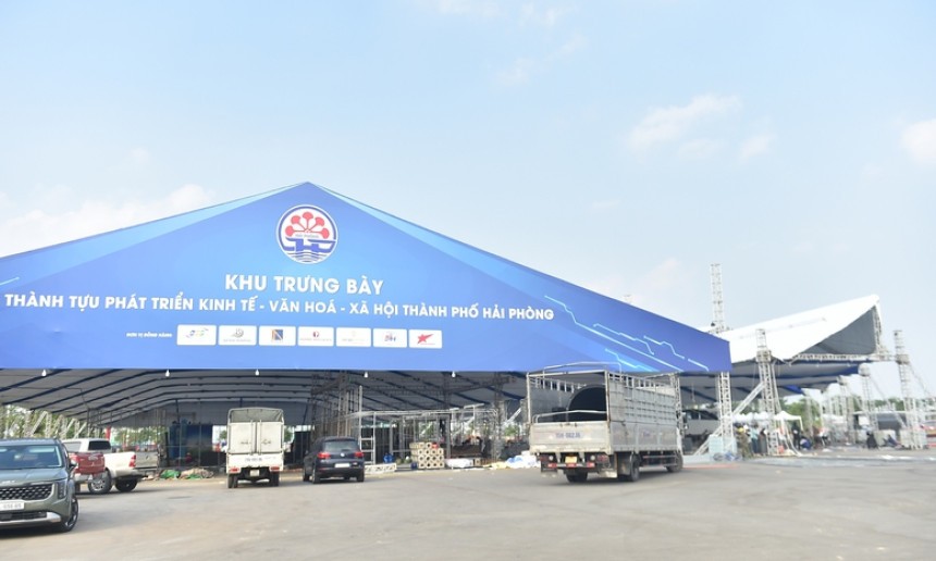 Tập trung nhân lực, tăng tốc thi công gian hàng Triển lãm thành tựu 80 năm Quốc khánh