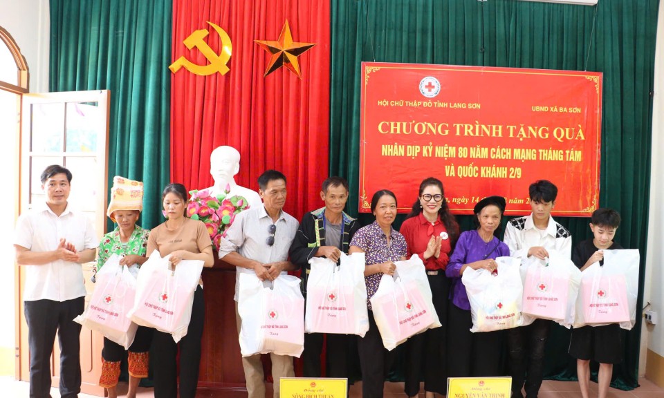 Hội Chữ thập đỏ tỉnh tặng 50 suất quà cho gia đình chính sách, hộ có hoàn cảnh khó khăn tại xã Ba Sơn