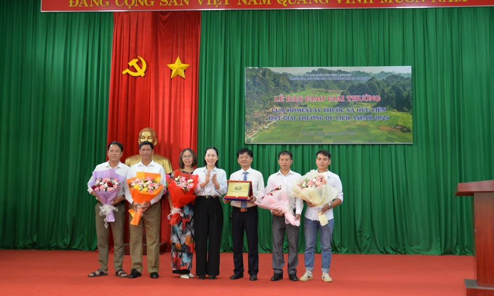 Bàn giao giải thưởng du lịch ASEAN cho chủ homestay tại Hữu Liên