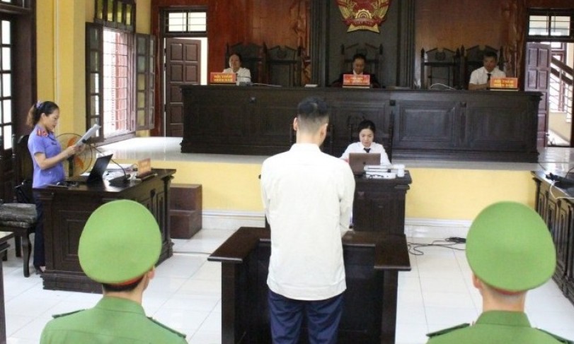 Lĩnh án 4 năm 6 tháng tù vì đánh bạc và sử dụng mạng máy tính, mạng viễn thông, phương tiện điện tử để chiếm đoạt tài sản